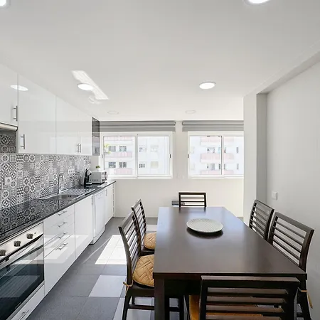 Urban Retreat With Easy Access #1892 Лагуш