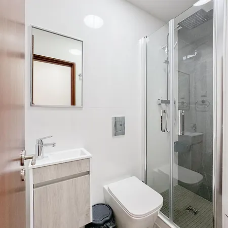 Urban Retreat With Easy Access #1892 Апартаменты