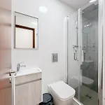 Urban Retreat With Easy Access #1892 Apartman